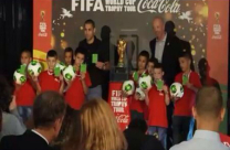  الطفل محمد زيوتي من يافا ينجح بتحقيق حلمه بالتقاط صورة بجانب كأس العالم لكرة القدم